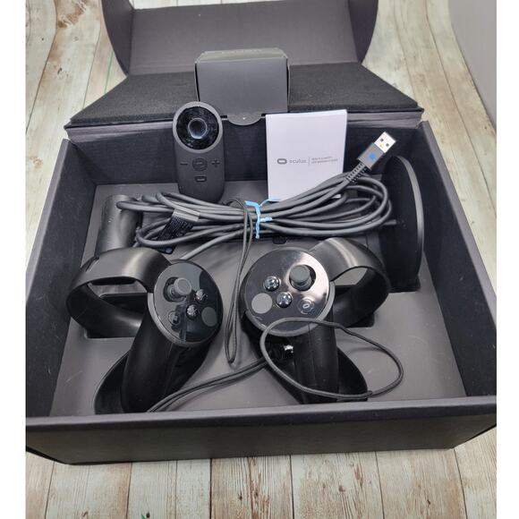 Oculus Rift CVl Touch Controllers Left and Right Pair Black In Box - Picture 2 of 9
